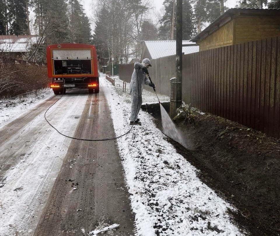 Загрязнённую после излива сточных вод территорию в Пушкино обработали гипохлоритом Загрязнённую после излива сточных вод территорию в Пушкино обработали гипохлоритом
