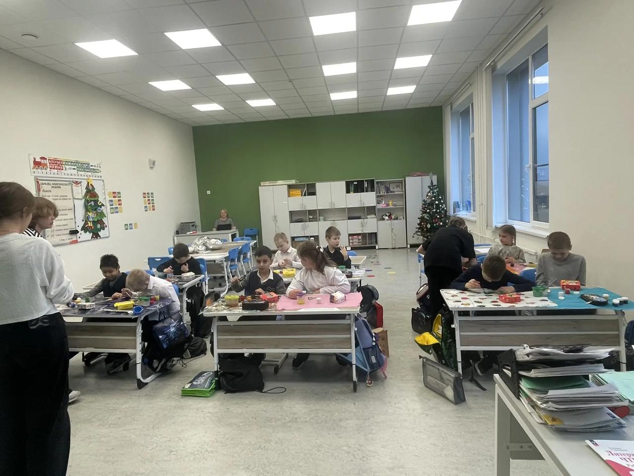 В пятницу, 8 декабря, ученики 8Е провели замечательный день, разукрашивая ёлочные игрушки вместе с классом 1З! В пятницу, 8 декабря, ученики 8Е провели замечательный день, разукрашивая ёлочные игрушки вместе с классом 1З!