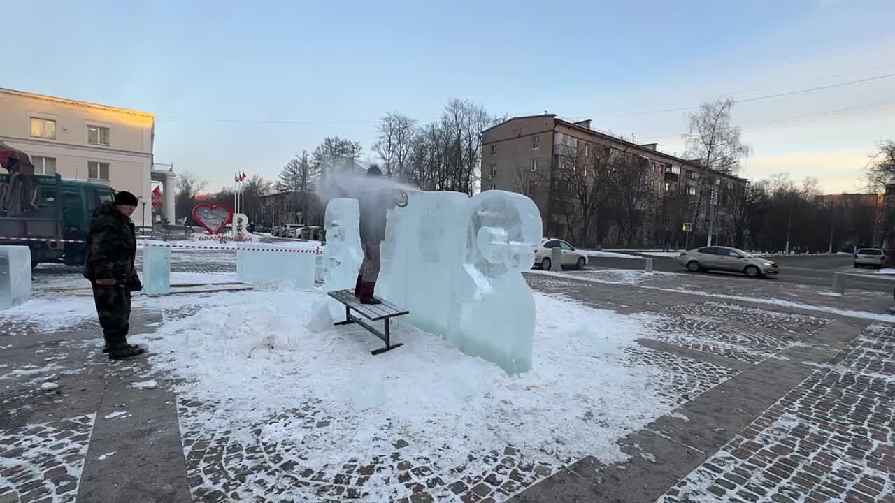 Новый год в Долгопрудном: скульпторы приступили к созданию ледяных фигур