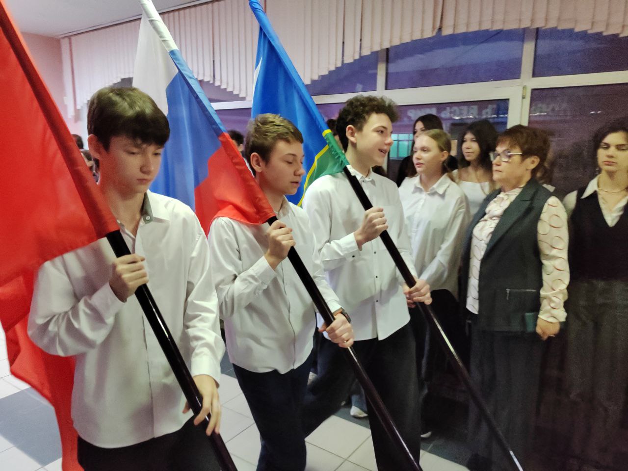 Каждый понедельник у нас в школе особенный день – мы собираемся вместе на торжественную линейку Каждый понедельник у нас в школе особенный день – мы собираемся вместе на торжественную линейку