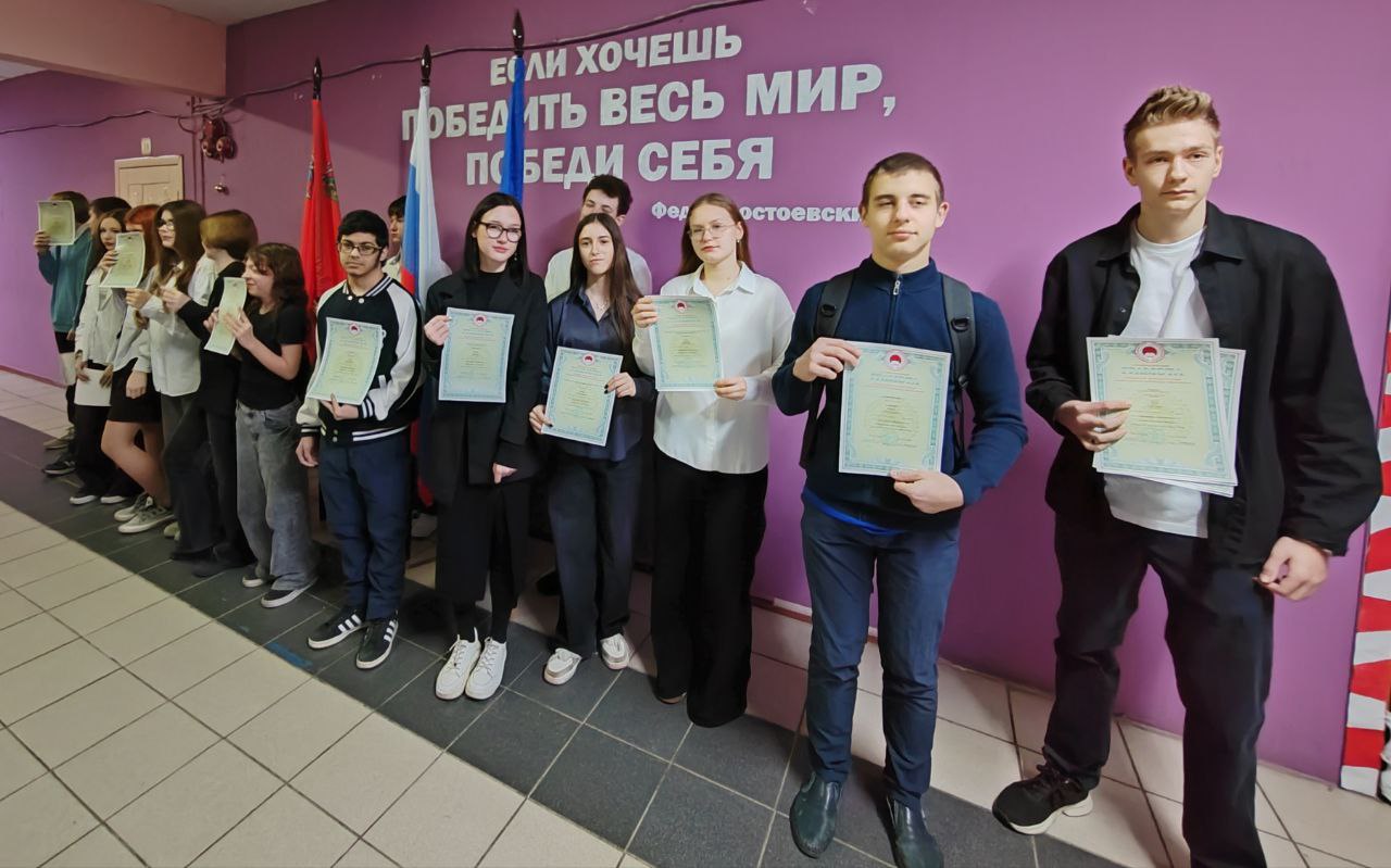 Каждый понедельник у нас в школе особенный день – мы собираемся вместе на торжественную линейку Каждый понедельник у нас в школе особенный день – мы собираемся вместе на торжественную линейку