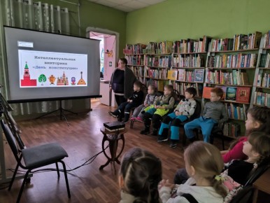 В Городской библиотеке № 1 прошла познавательная викторина «Главный документ страны», приуроченная ко Дню Конституции Российской Федерации