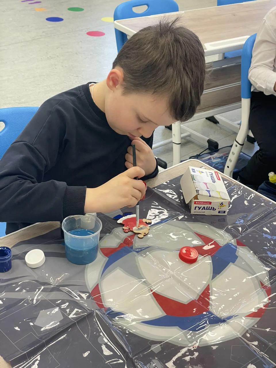 В пятницу, 8 декабря, ученики 8Е провели замечательный день, разукрашивая ёлочные игрушки вместе с классом 1З! В пятницу, 8 декабря, ученики 8Е провели замечательный день, разукрашивая ёлочные игрушки вместе с классом 1З!