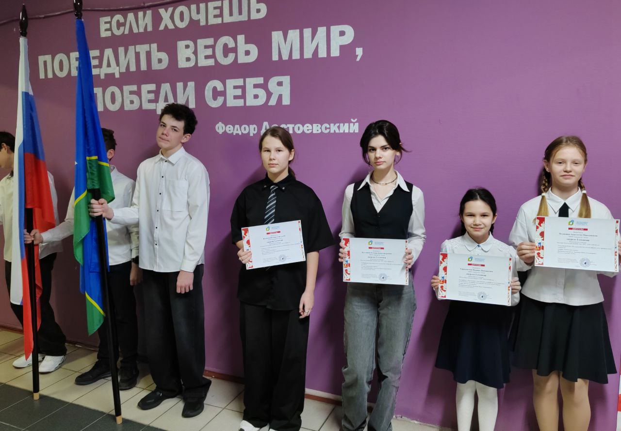 Каждый понедельник у нас в школе особенный день – мы собираемся вместе на торжественную линейку Каждый понедельник у нас в школе особенный день – мы собираемся вместе на торжественную линейку