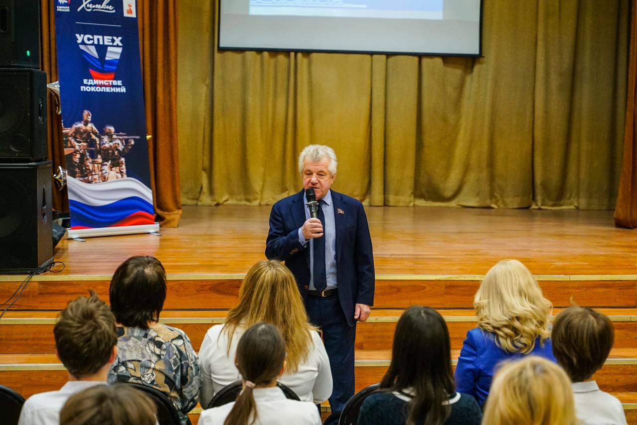 В школе «Триумф» почтили память выпускника-журналиста Антона Волошина В школе «Триумф» почтили память выпускника-журналиста Антона Волошина