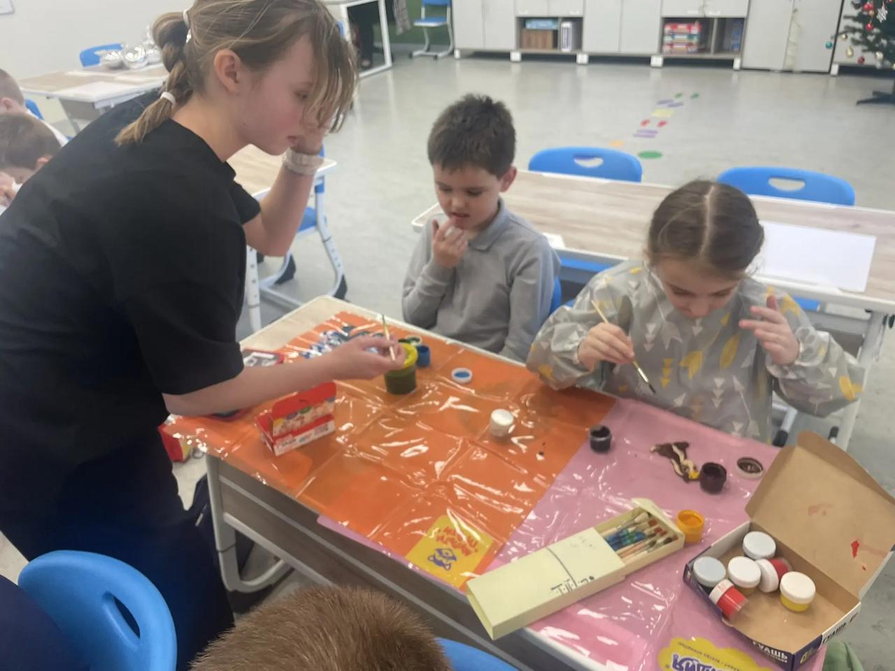 В пятницу, 8 декабря, ученики 8Е провели замечательный день, разукрашивая ёлочные игрушки вместе с классом 1З! В пятницу, 8 декабря, ученики 8Е провели замечательный день, разукрашивая ёлочные игрушки вместе с классом 1З!