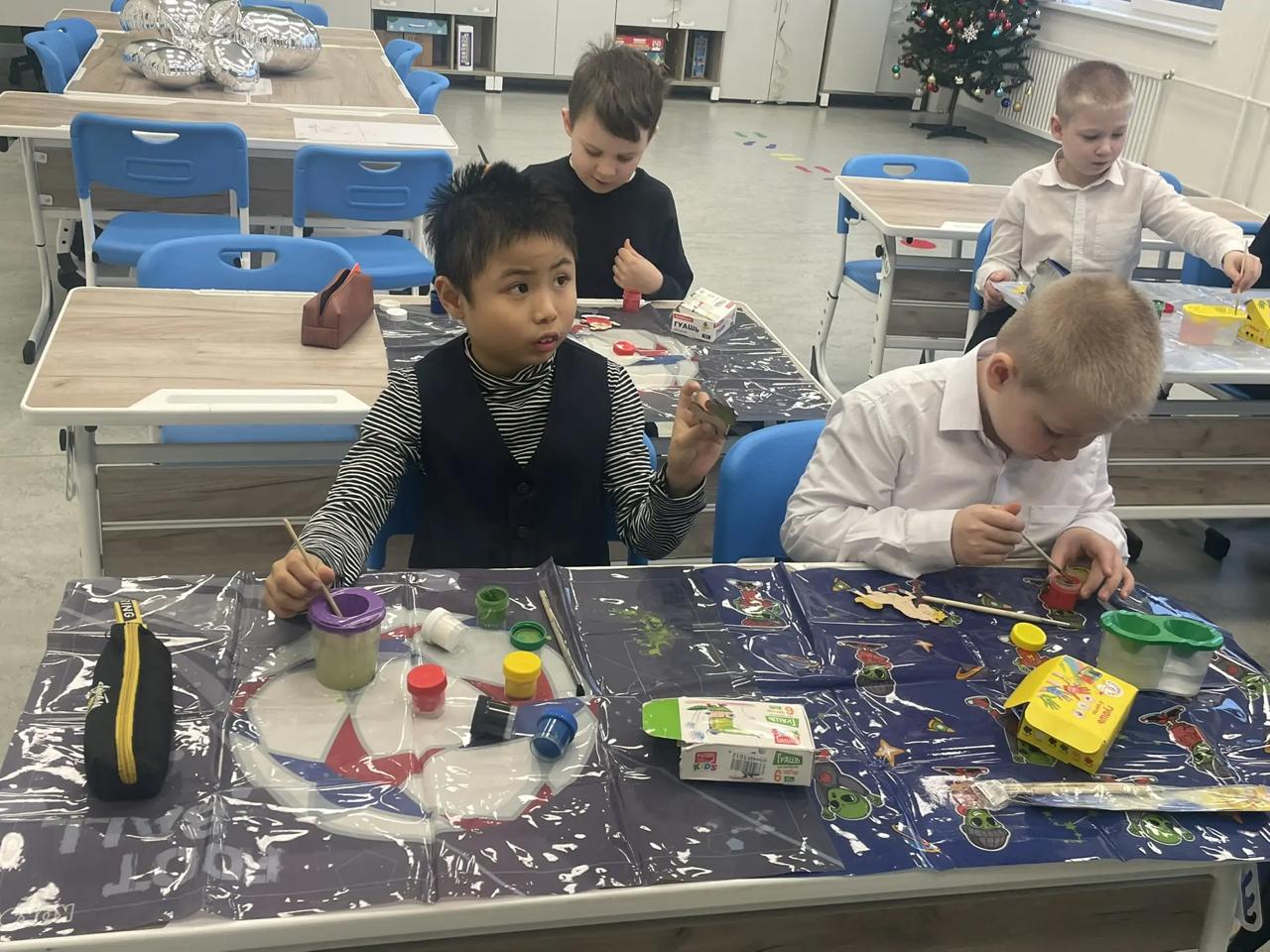 В пятницу, 8 декабря, ученики 8Е провели замечательный день, разукрашивая ёлочные игрушки вместе с классом 1З! В пятницу, 8 декабря, ученики 8Е провели замечательный день, разукрашивая ёлочные игрушки вместе с классом 1З!