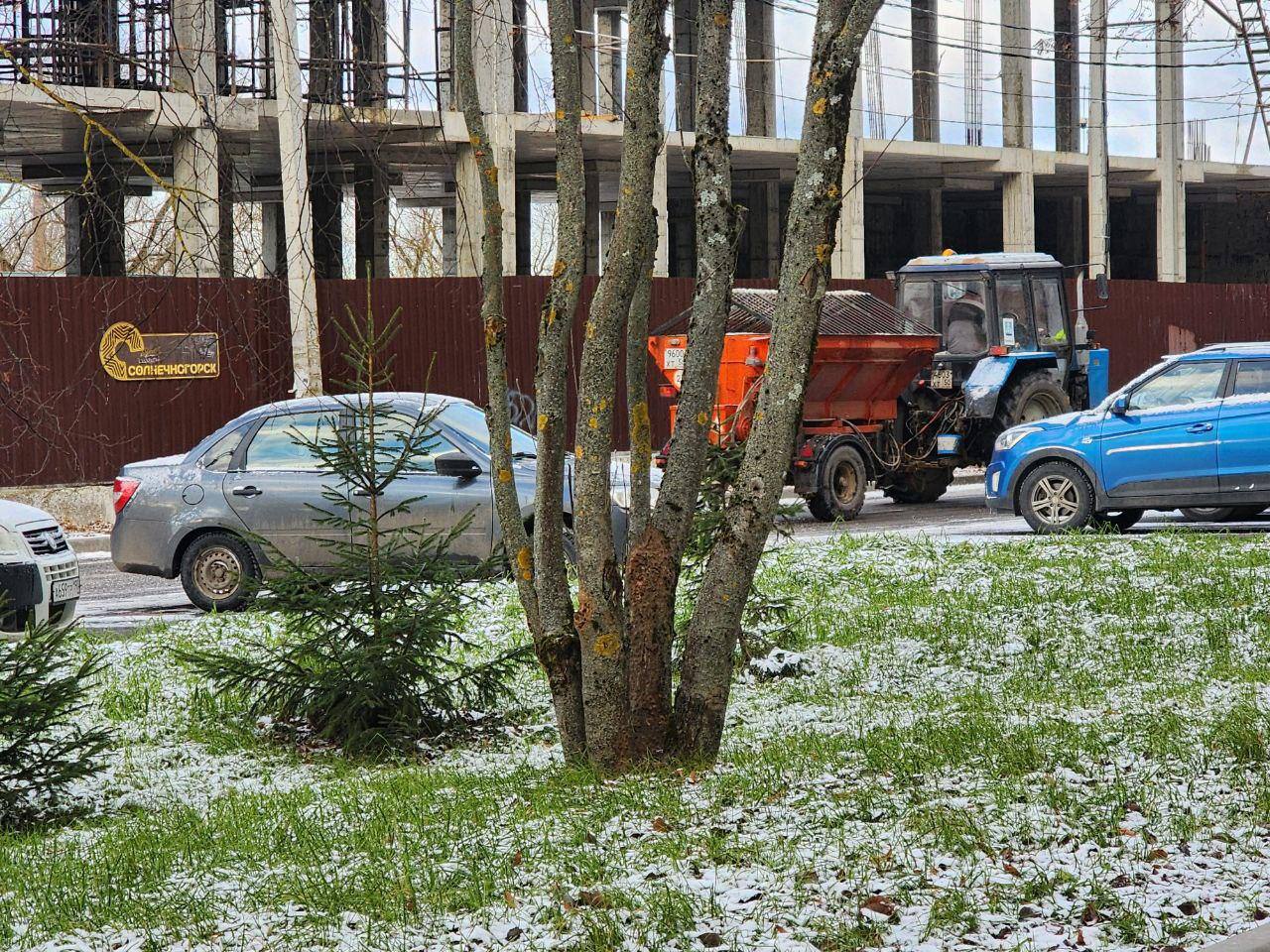 Осторожно, гололёд!. В городе идёт обработка дорожного полотна Осторожно, гололёд!. В городе идёт обработка дорожного полотна