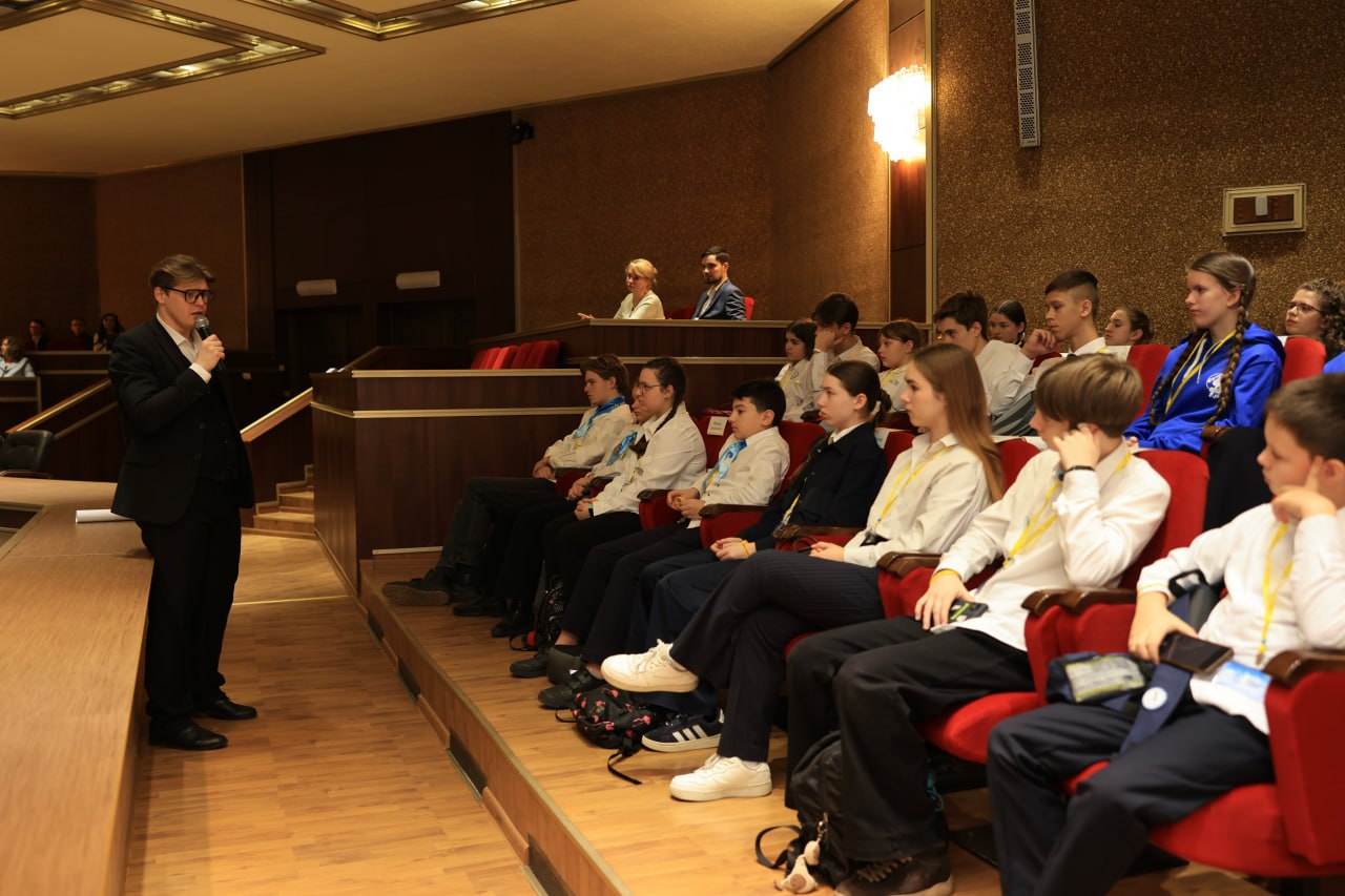 Лицеисты из Долгопрудного в прямом эфире пообщались с экипажем МКС Лицеисты из Долгопрудного в прямом эфире пообщались с экипажем МКС