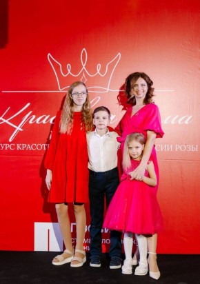 Домодедовская художница Наталья Шарохина вошла в финал Всероссийского конкурса красоты и материнства