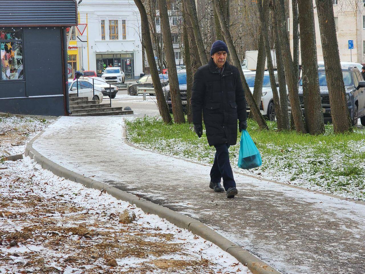 Осторожно, гололёд!. В городе идёт обработка дорожного полотна