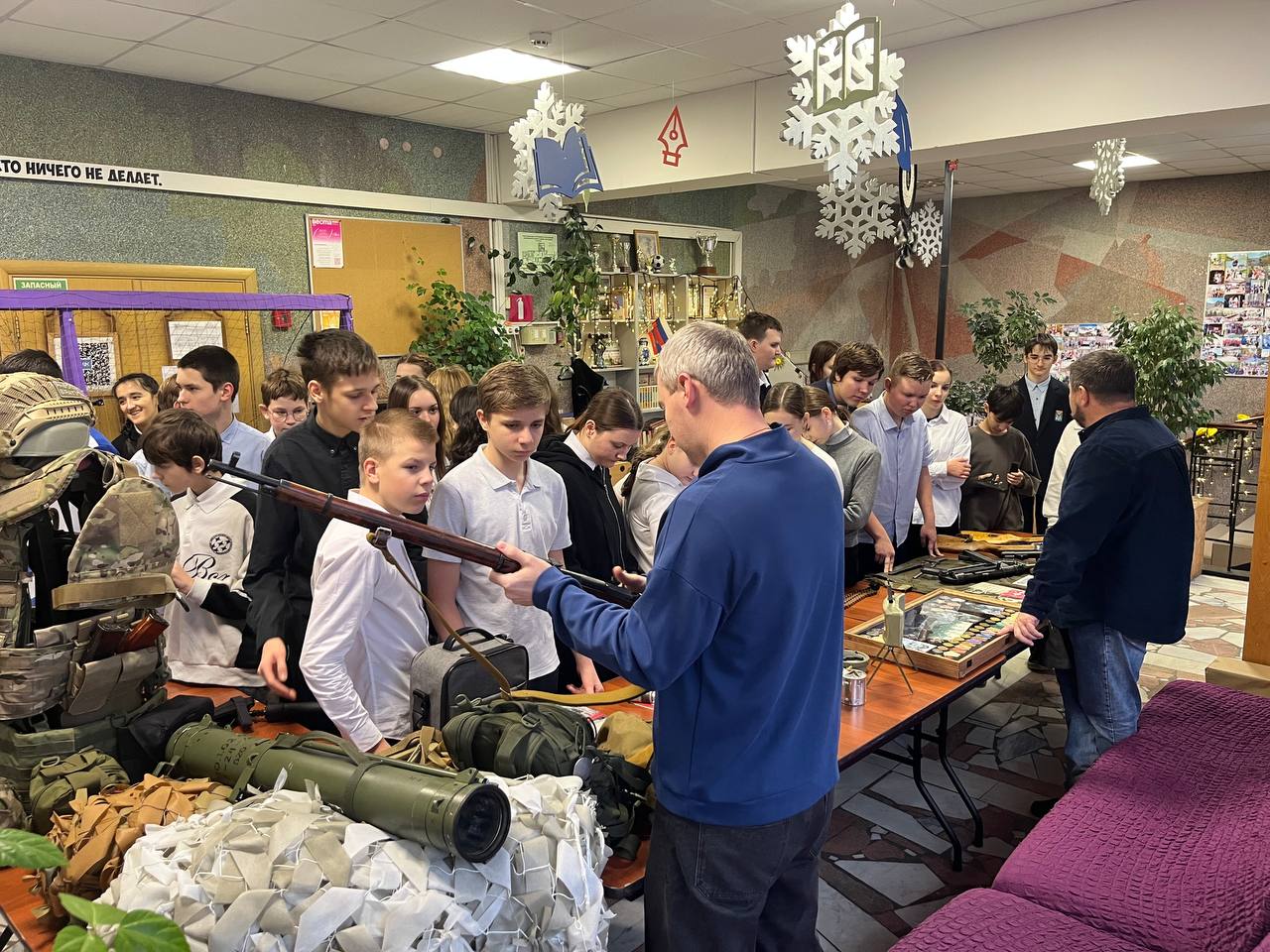 Более 130 школьников посетили патриотическую выставку в Дзержинском Люберец за неделю Более 130 школьников посетили патриотическую выставку в Дзержинском Люберец за неделю
