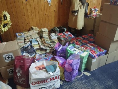 Заслуженная артистка Московской области Марианна Обухова и Московский областной театр драмы и комедии г. Ногинск передали станичному казачьему обществу Богородского округа 70 подарков для детей ЛНР