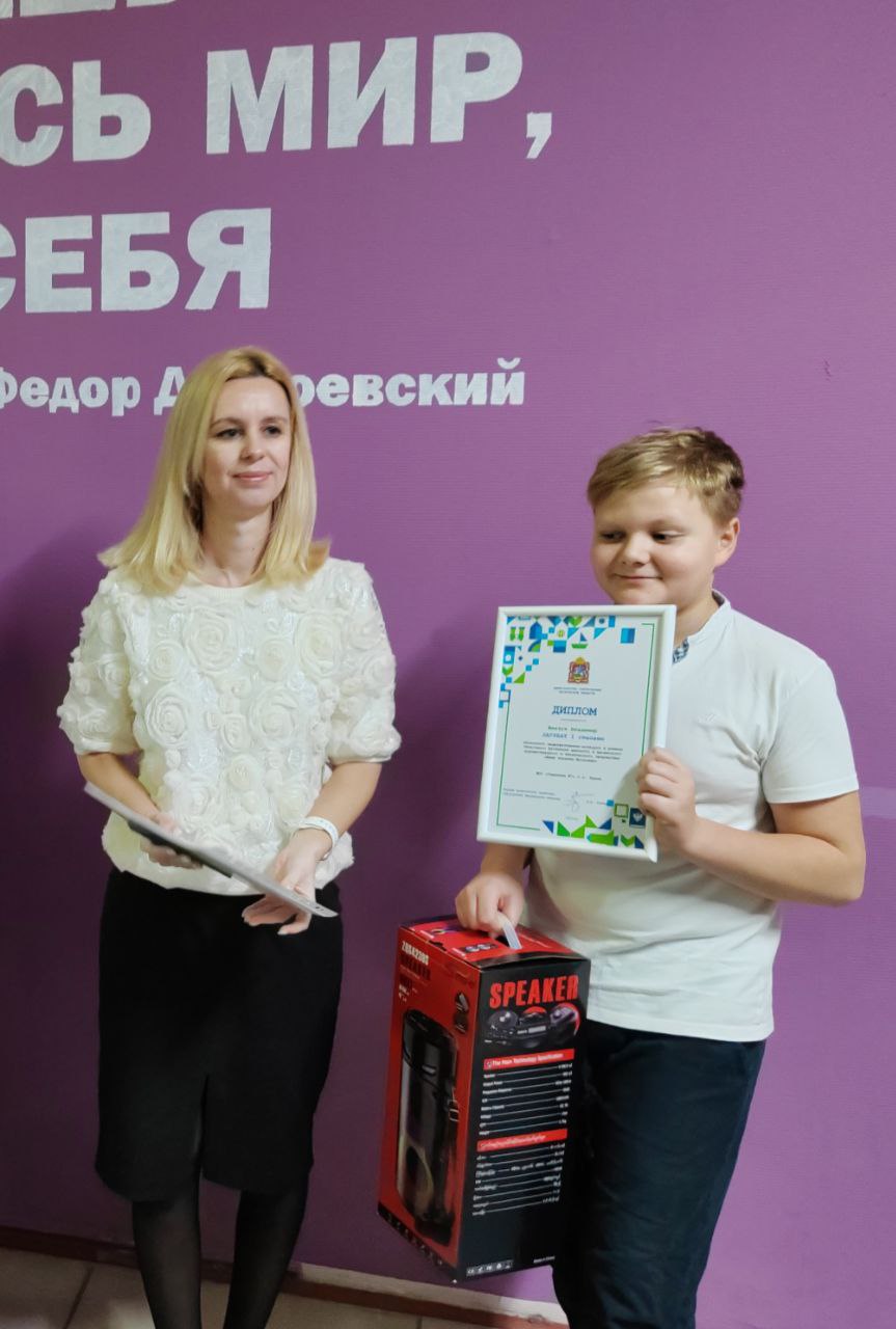 Каждый понедельник у нас в школе особенный день – мы собираемся вместе на торжественную линейку Каждый понедельник у нас в школе особенный день – мы собираемся вместе на торжественную линейку