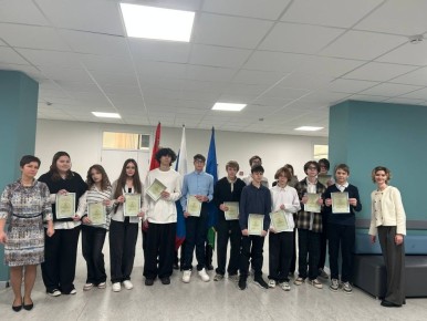 Понедельник 15 декабря встречает нас еженедельной торжественной линейкой с поднятием флага и гимном