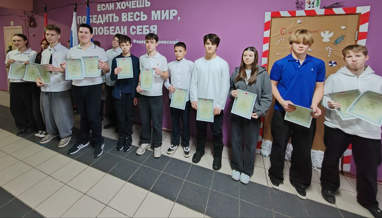 Каждый понедельник у нас в школе особенный день – мы собираемся вместе на торжественную линейку Каждый понедельник у нас в школе особенный день – мы собираемся вместе на торжественную линейку