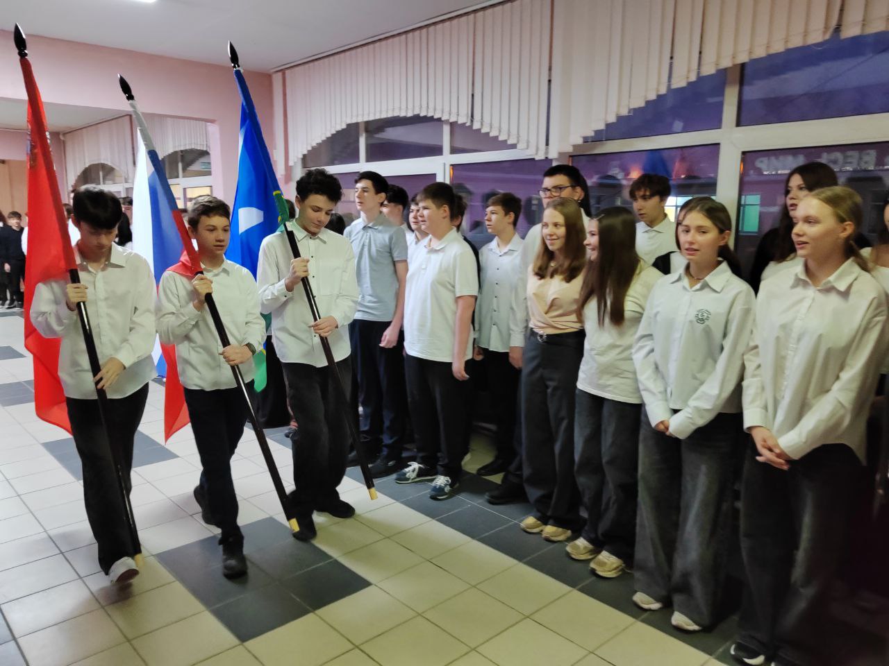 Каждый понедельник у нас в школе особенный день – мы собираемся вместе на торжественную линейку