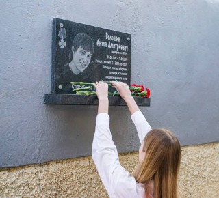 В школе «Триумф» почтили память выпускника-журналиста Антона Волошина