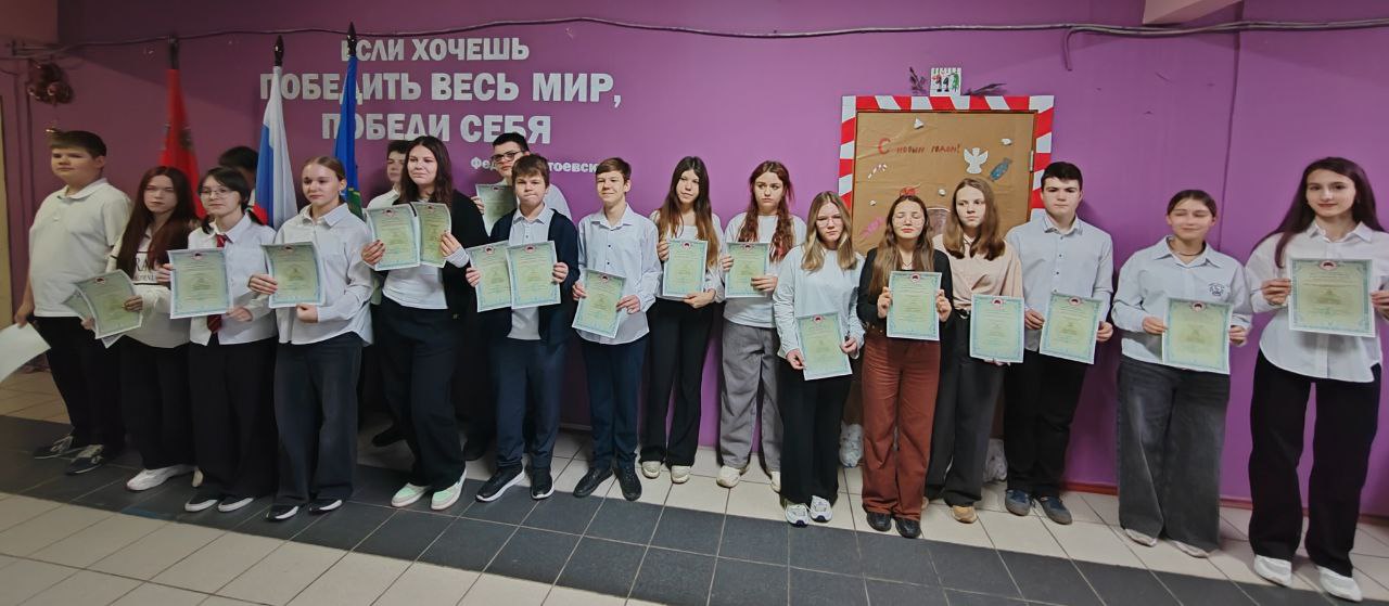 Каждый понедельник у нас в школе особенный день – мы собираемся вместе на торжественную линейку Каждый понедельник у нас в школе особенный день – мы собираемся вместе на торжественную линейку