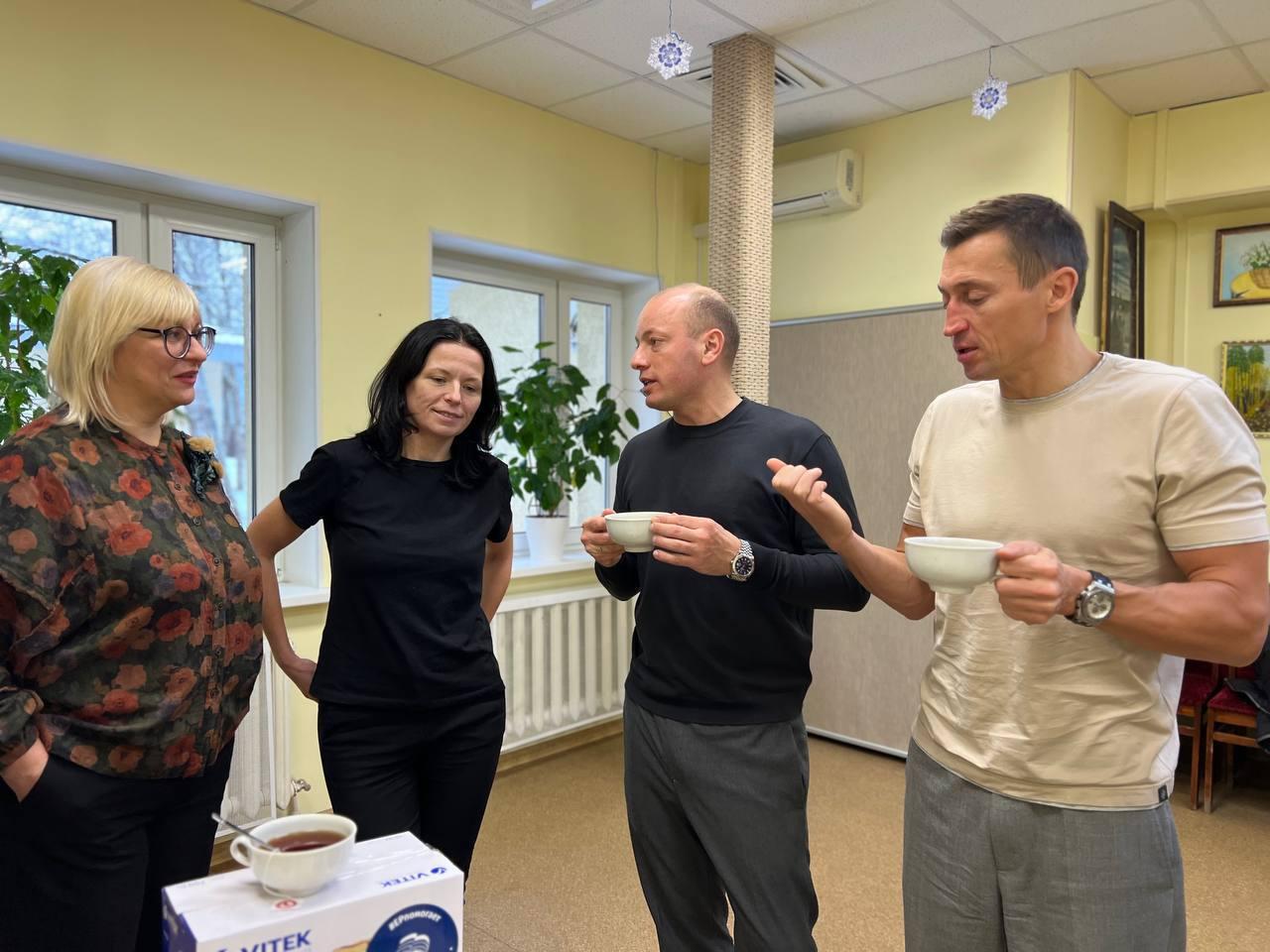 В преддверии Нового года уполномоченный главы округа Пушкинский Ольга Алексеева, депутат Мособлдумы Александр Легков, депутаты Совета депутатов Пушкинского Дмитрий Кульков и Михаил Сухарев посетили красноармейский филиал... В преддверии Нового года уполномоченный главы округа Пушкинский Ольга Алексеева, депутат Мособлдумы Александр Легков, депутаты Совета депутатов Пушкинского Дмитрий Кульков и Михаил Сухарев посетили красноармейский филиал...