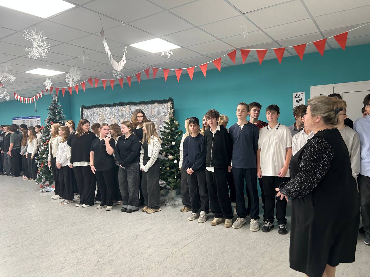 Понедельник 15 декабря встречает нас еженедельной торжественной линейкой с поднятием флага и гимном Понедельник 15 декабря встречает нас еженедельной торжественной линейкой с поднятием флага и гимном