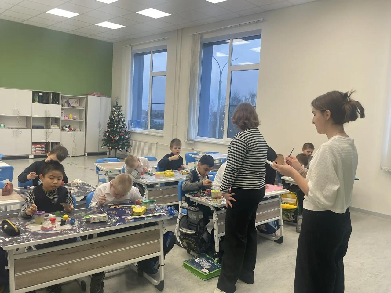 В пятницу, 8 декабря, ученики 8Е провели замечательный день, разукрашивая ёлочные игрушки вместе с классом 1З! В пятницу, 8 декабря, ученики 8Е провели замечательный день, разукрашивая ёлочные игрушки вместе с классом 1З!