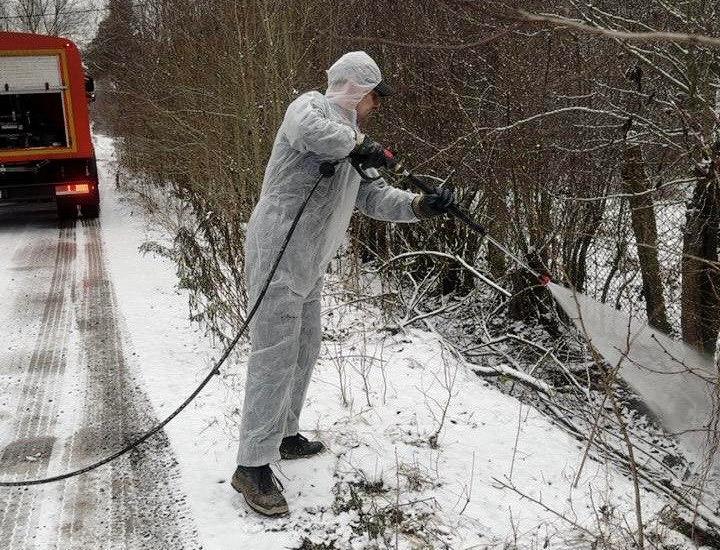 Загрязнённую после излива сточных вод территорию в Пушкино обработали гипохлоритом Загрязнённую после излива сточных вод территорию в Пушкино обработали гипохлоритом