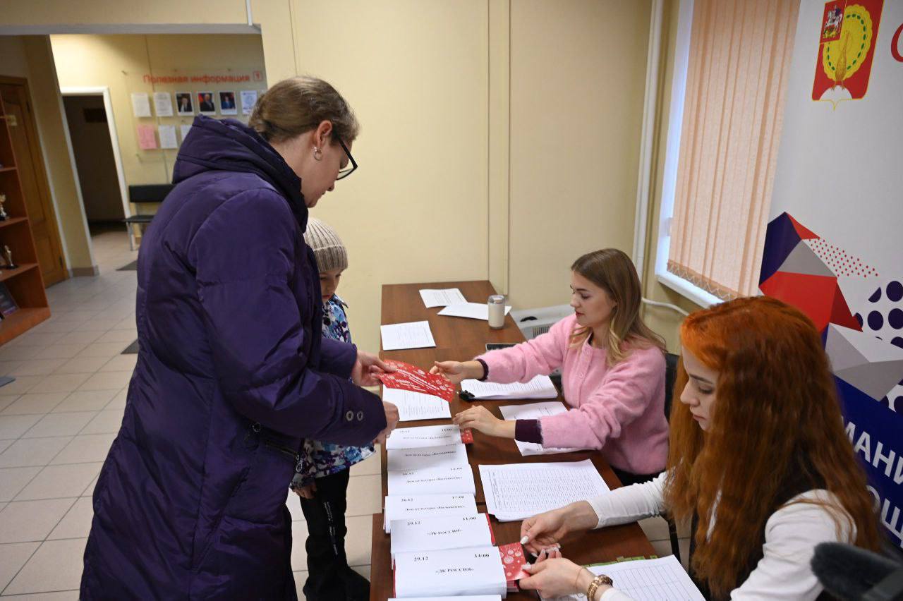 В Городском округе Серпухов продолжается выдача билетов на благотворительные новогодние ёлки В Городском округе Серпухов продолжается выдача билетов на благотворительные новогодние ёлки