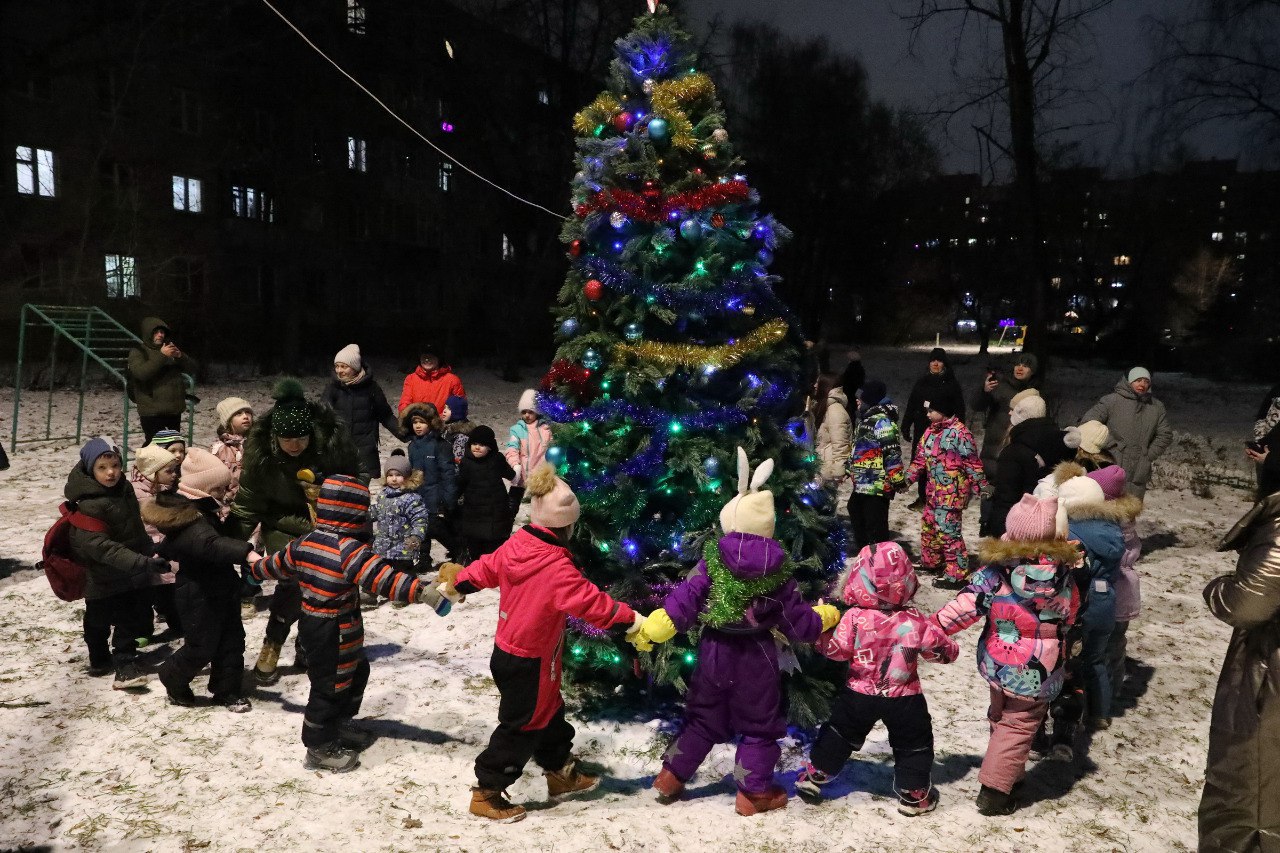 Поехали: в Долгопрудном стартовали новогодние праздники во дворах Поехали: в Долгопрудном стартовали новогодние праздники во дворах
