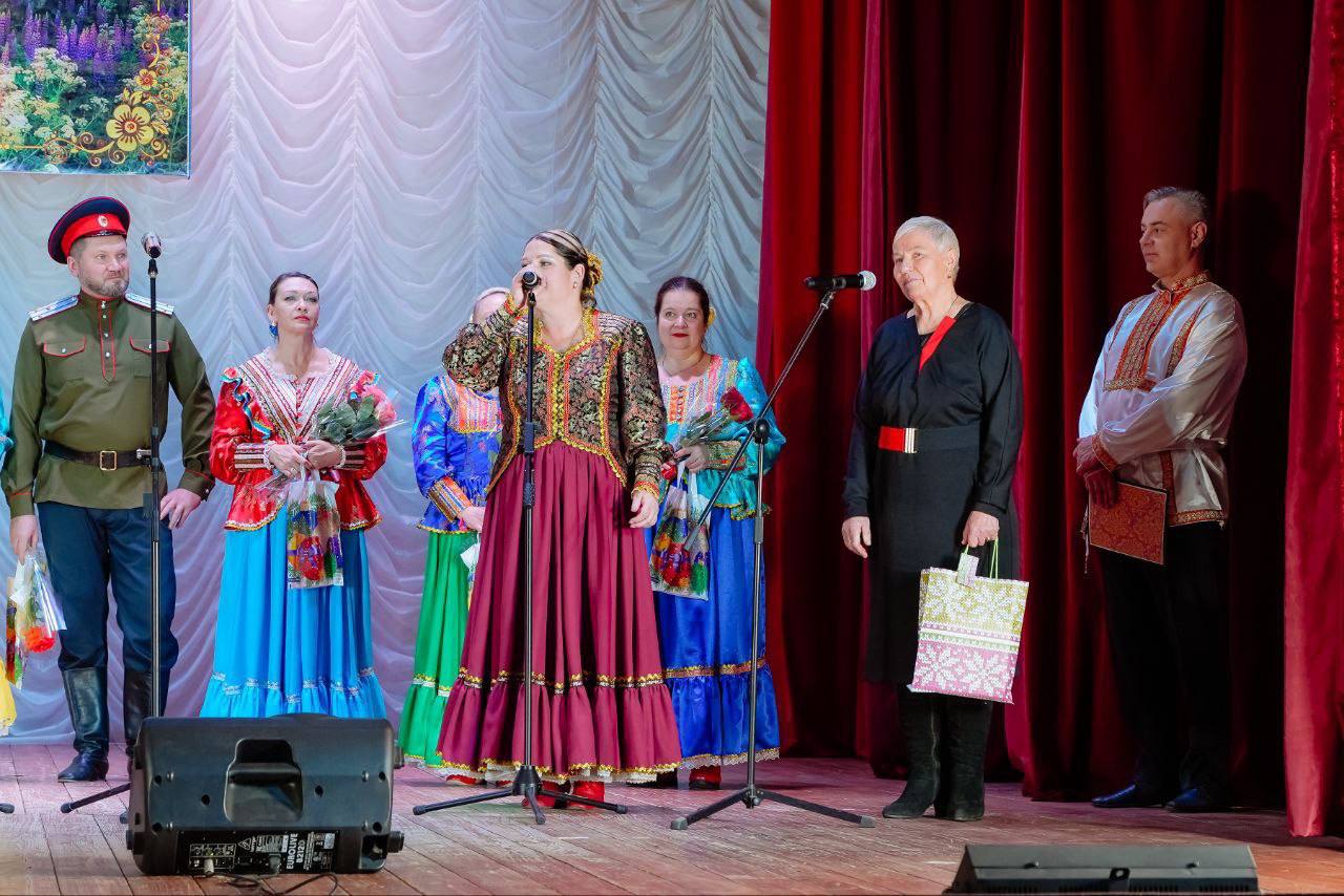 13 декабря в доме культуры «Родник» ярко и красочно отметил свой 25-летний юбилей Народный коллектив ансамбль русской песни «Никажель» под руководством Светланы Ипатовой 13 декабря в доме культуры «Родник» ярко и красочно отметил свой 25-летний юбилей Народный коллектив ансамбль русской песни «Никажель» под руководством Светланы Ипатовой