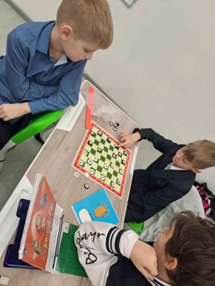 Шахматно-шашечный турнир в 4-м классе! Шахматно-шашечный турнир в 4-м классе!