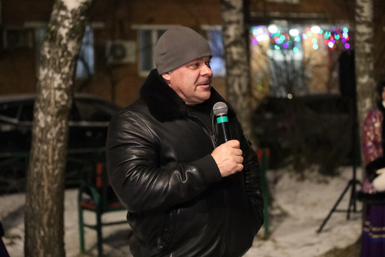 Поехали: в Долгопрудном стартовали новогодние праздники во дворах Поехали: в Долгопрудном стартовали новогодние праздники во дворах