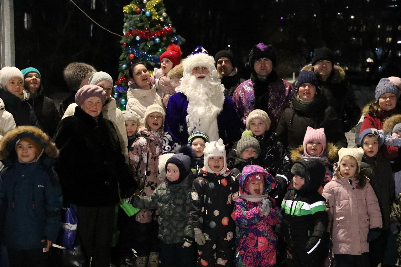 Поехали: в Долгопрудном стартовали новогодние праздники во дворах