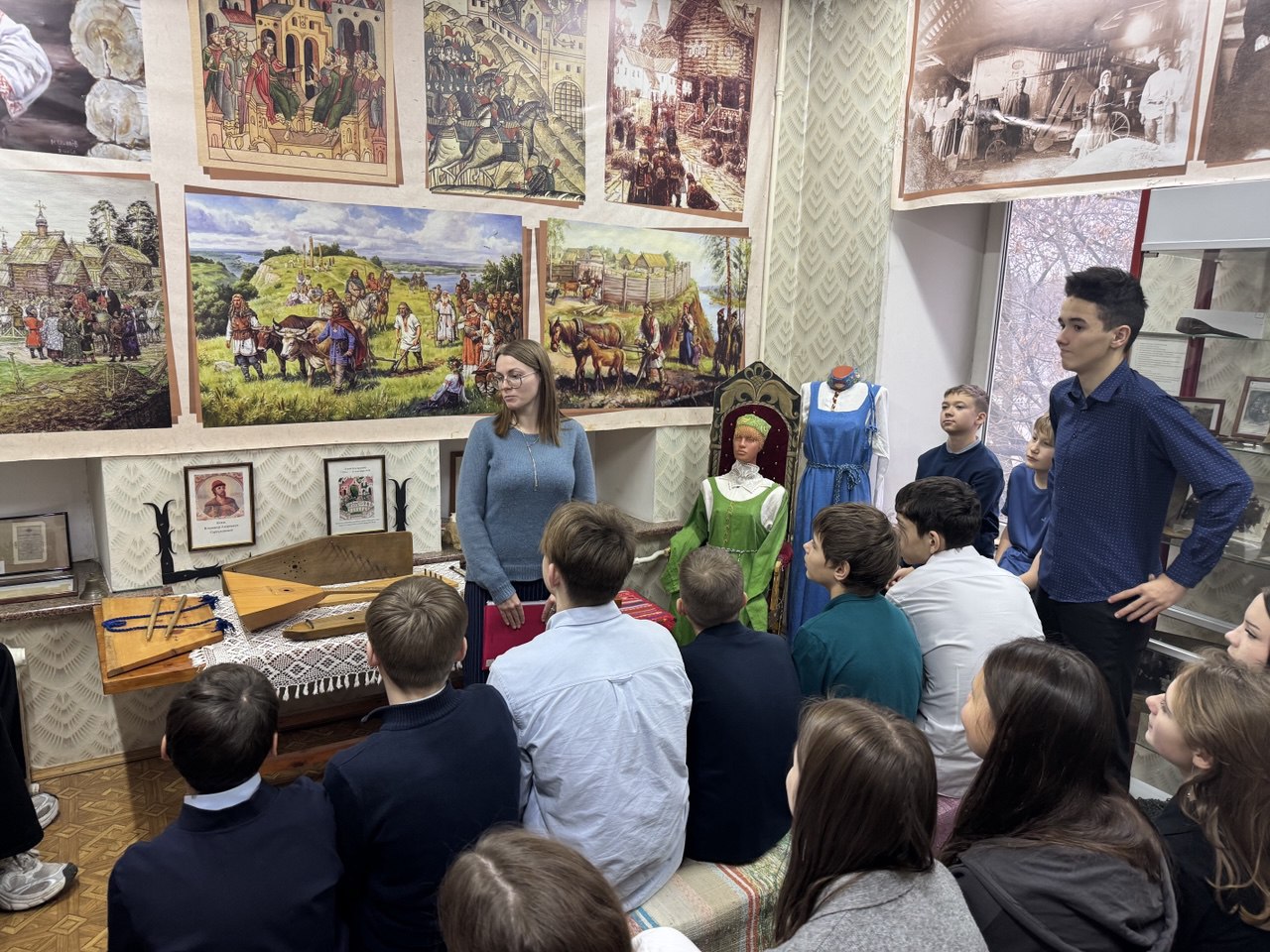 Наблюдаем…. Не то чтобы мы ставим перед собой задачу следить за юными посетителями музея, нет, это получается непроизвольно Наблюдаем…. Не то чтобы мы ставим перед собой задачу следить за юными посетителями музея, нет, это получается непроизвольно