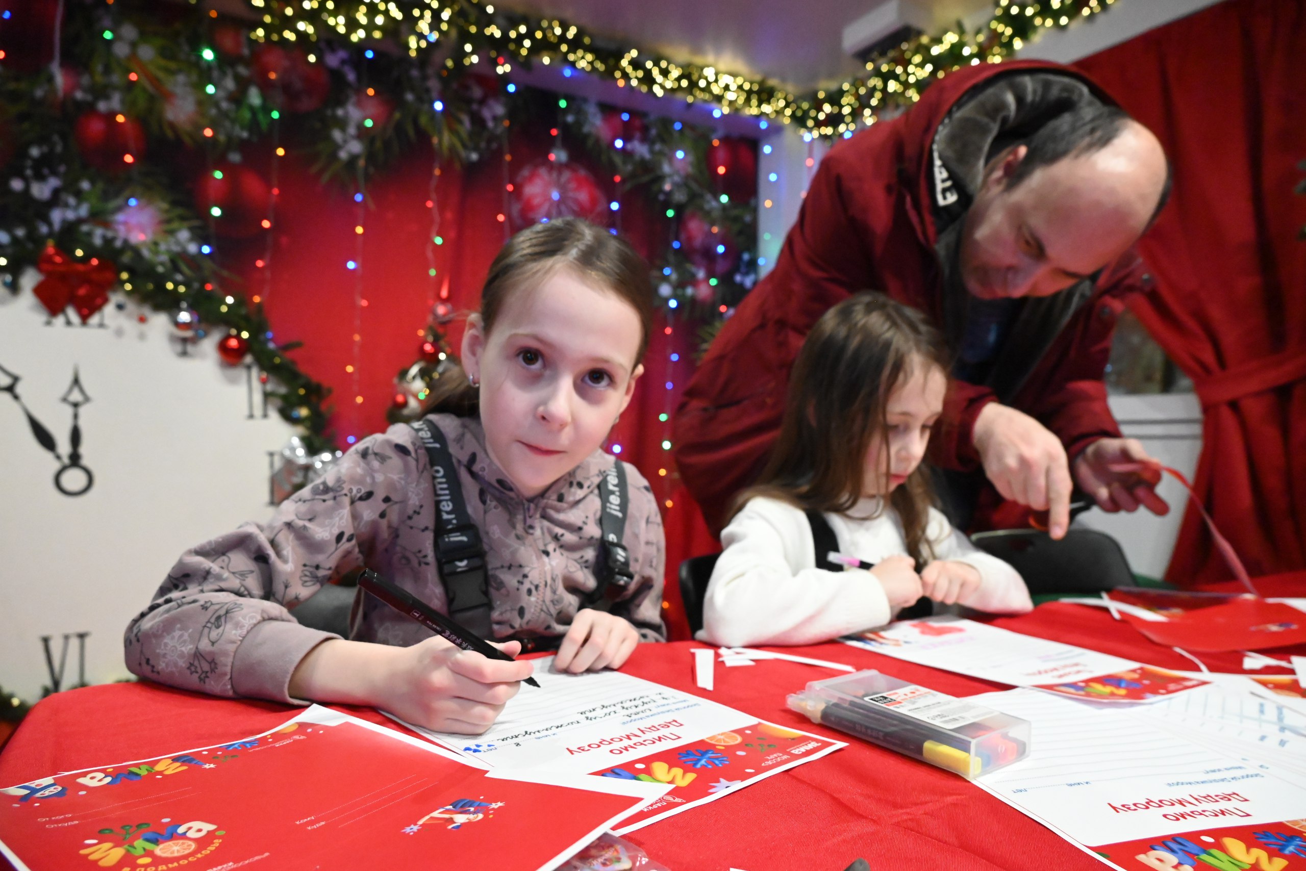 В резиденции Деда Мороза в лесопарке «Высота» города Видное продолжаются праздничные встречи в рамках губернаторского проекта «Зима в Подмосковье» В резиденции Деда Мороза в лесопарке «Высота» города Видное продолжаются праздничные встречи в рамках губернаторского проекта «Зима в Подмосковье»