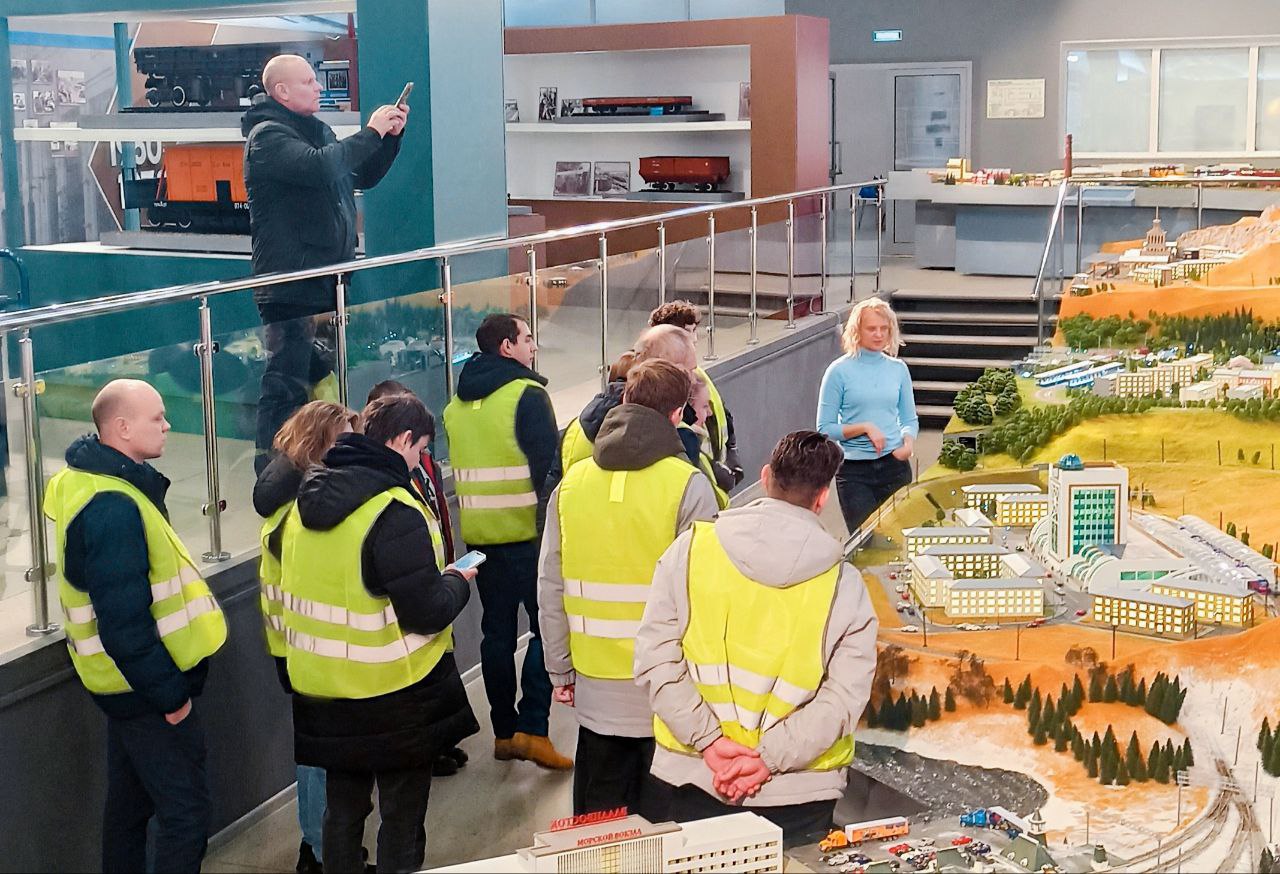 Обмен опытом. ДМЗ посетили сотрудники Коломенского завода Обмен опытом. ДМЗ посетили сотрудники Коломенского завода