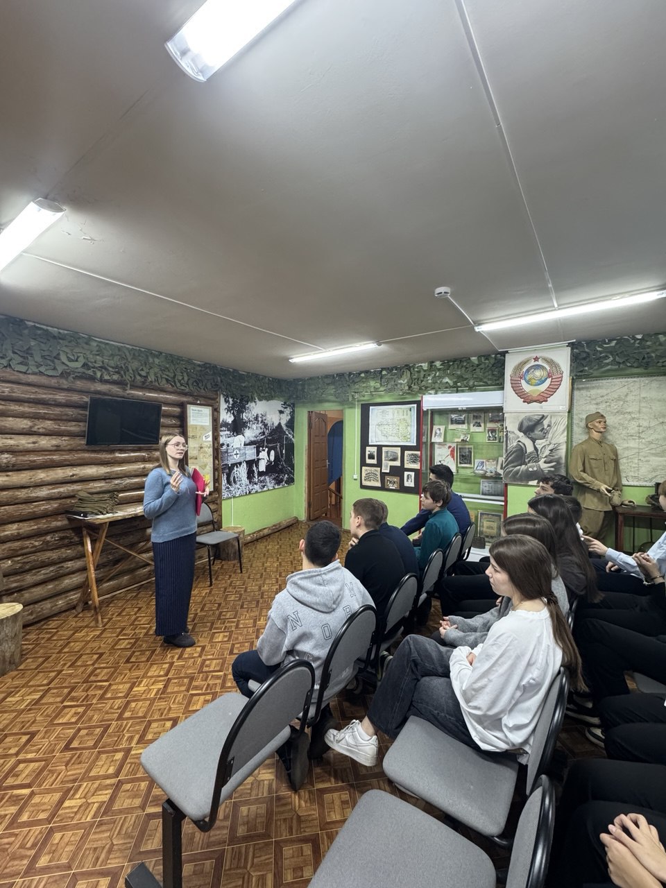 Наблюдаем…. Не то чтобы мы ставим перед собой задачу следить за юными посетителями музея, нет, это получается непроизвольно Наблюдаем…. Не то чтобы мы ставим перед собой задачу следить за юными посетителями музея, нет, это получается непроизвольно