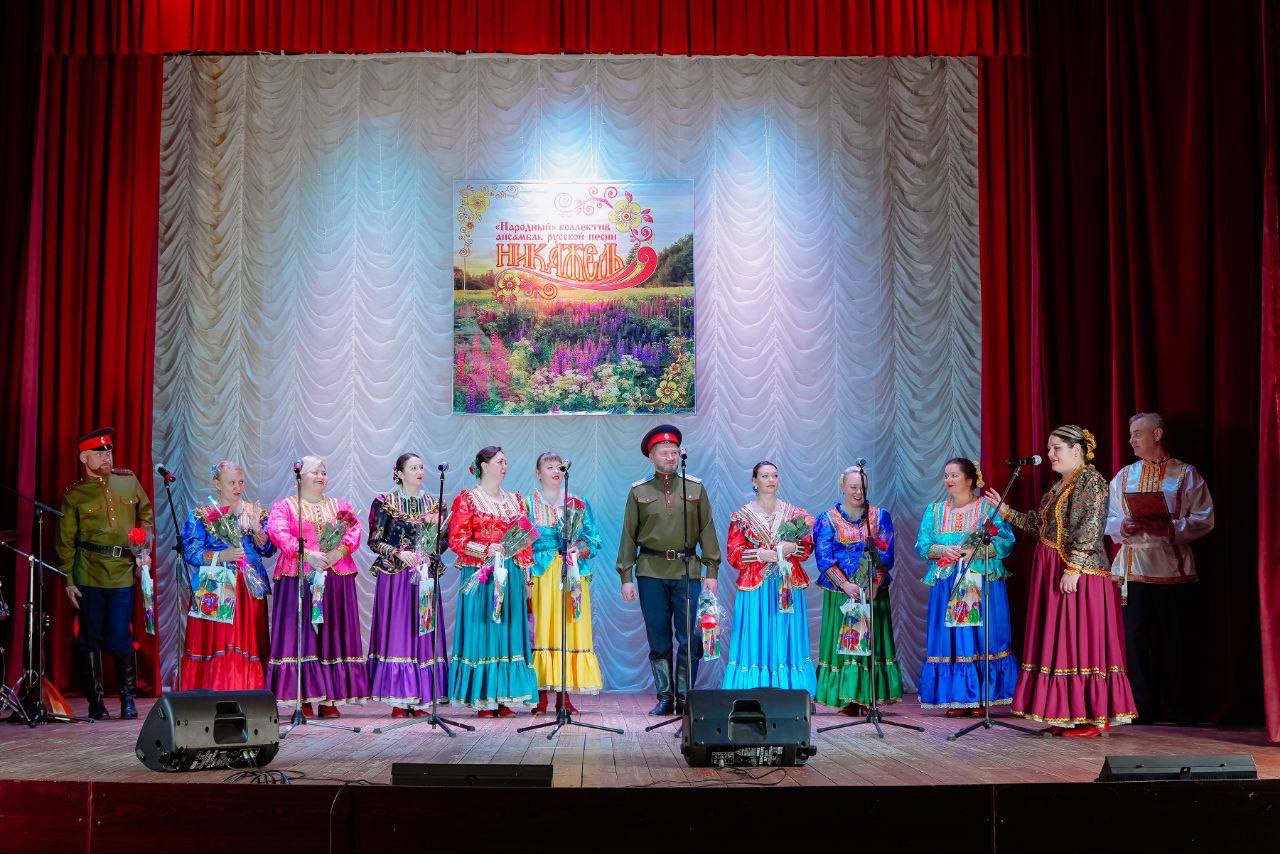 13 декабря в доме культуры «Родник» ярко и красочно отметил свой 25-летний юбилей Народный коллектив ансамбль русской песни «Никажель» под руководством Светланы Ипатовой 13 декабря в доме культуры «Родник» ярко и красочно отметил свой 25-летний юбилей Народный коллектив ансамбль русской песни «Никажель» под руководством Светланы Ипатовой
