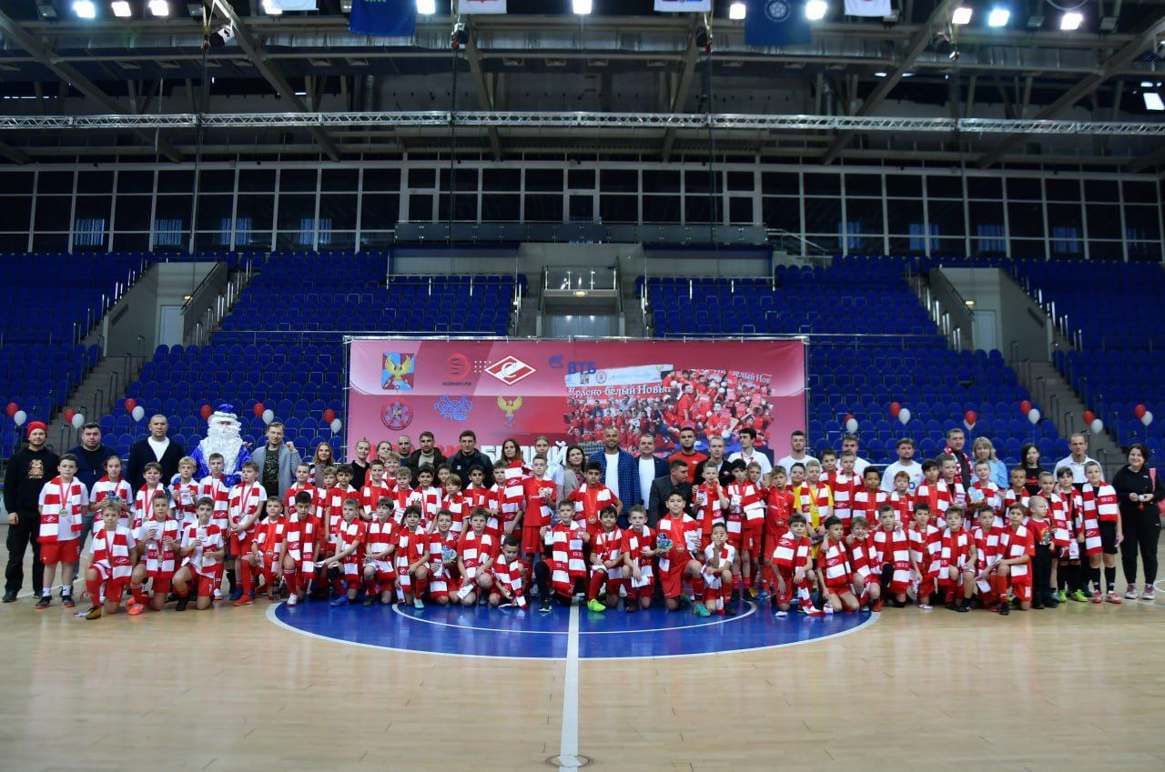 Более пятисот спортсменов приняли участие в футбольном фестивале «Красно-белый Новый год» в Люберцах