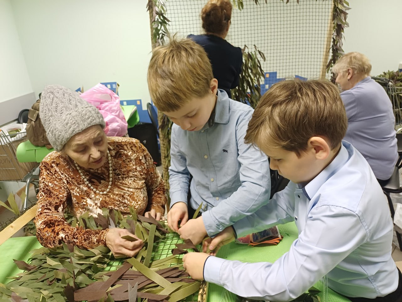 «Серебряные» волонтёры показали детям, как плетут маскировочные сети для СВО «Серебряные» волонтёры показали детям, как плетут маскировочные сети для СВО