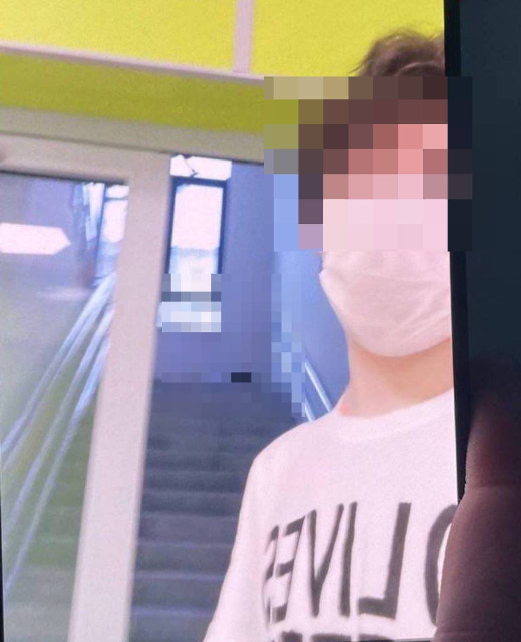 Подросток с ножом напал на школу в Подмосковье, погиб ребёнок Подросток с ножом напал на школу в Подмосковье, погиб ребёнок