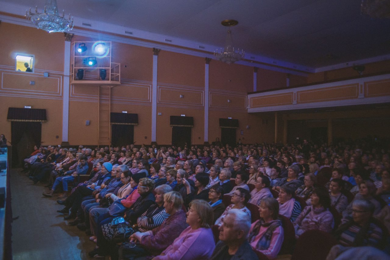 «Единая Россия» собрала более 500 зрителей на спектакле «Девчата» в Люберцах «Единая Россия» собрала более 500 зрителей на спектакле «Девчата» в Люберцах