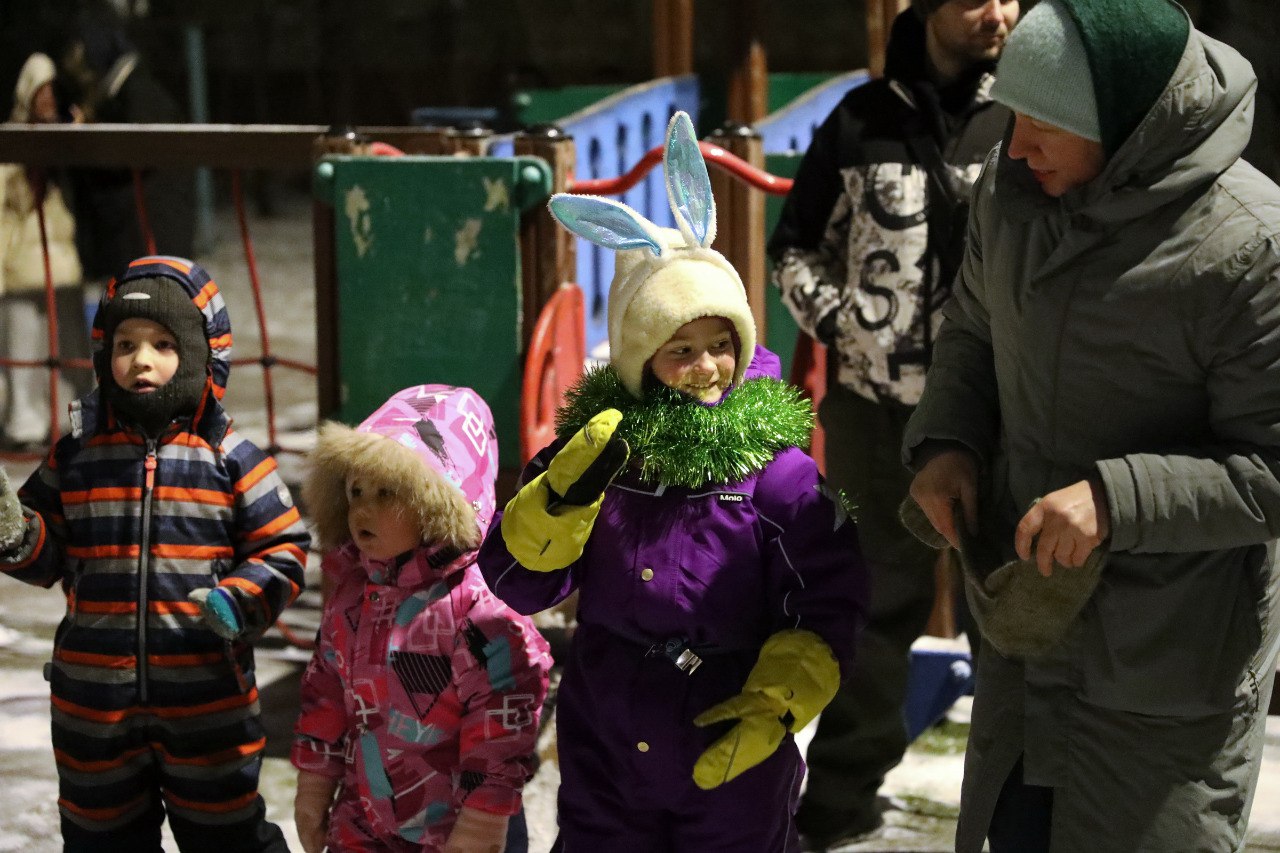 Поехали: в Долгопрудном стартовали новогодние праздники во дворах Поехали: в Долгопрудном стартовали новогодние праздники во дворах