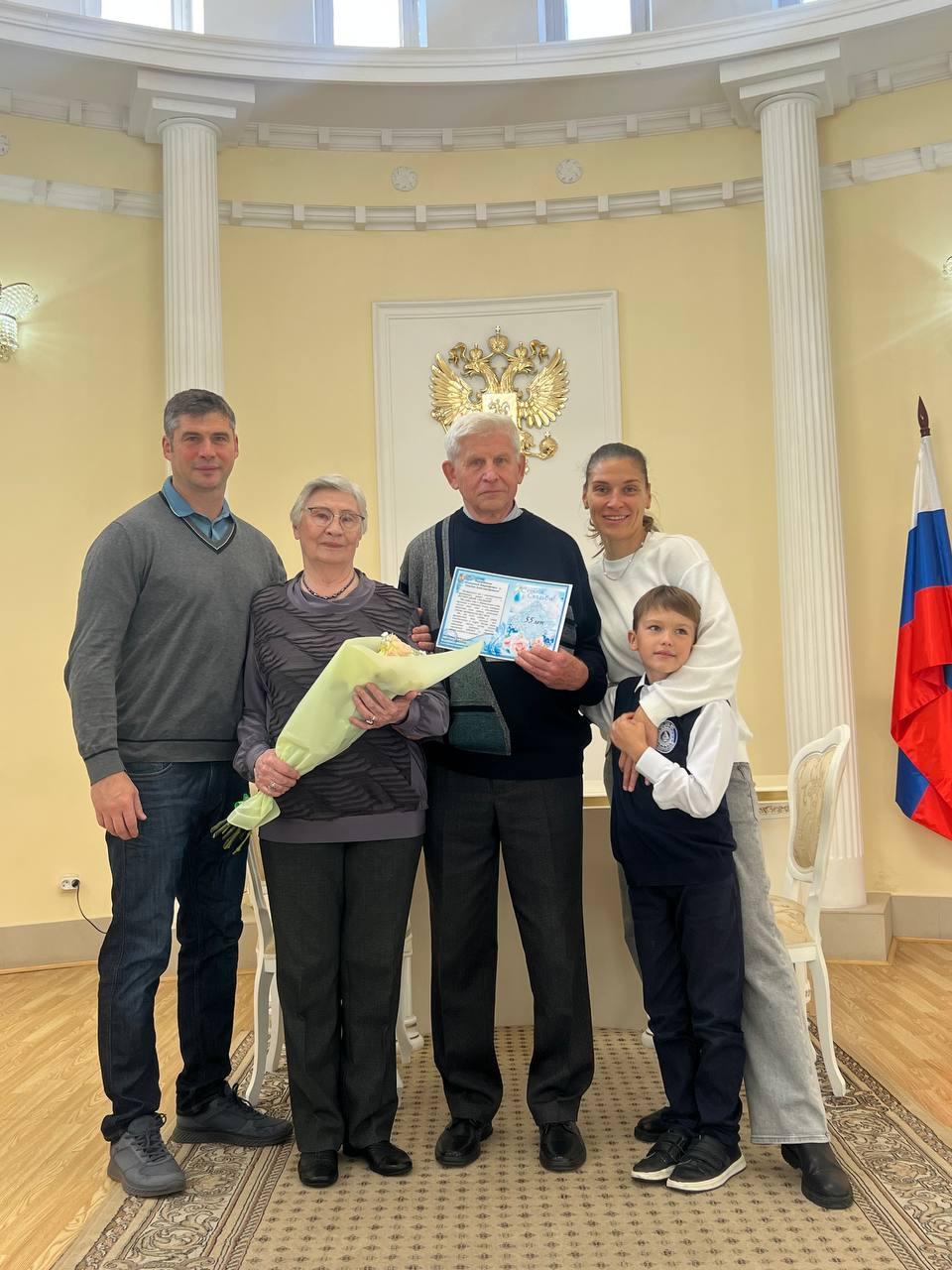 От детского сада до золотой свадьбы: супруги Губенковы отметили в Долгопрудном юбилей семейной жизни От детского сада до золотой свадьбы: супруги Губенковы отметили в Долгопрудном юбилей семейной жизни