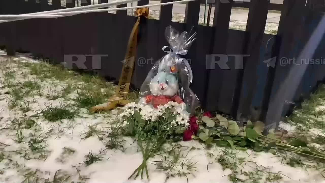 Люди приносят цветы и игрушки к подмосковной школе, где ученик зарезал четвероклассника и ранил охранника