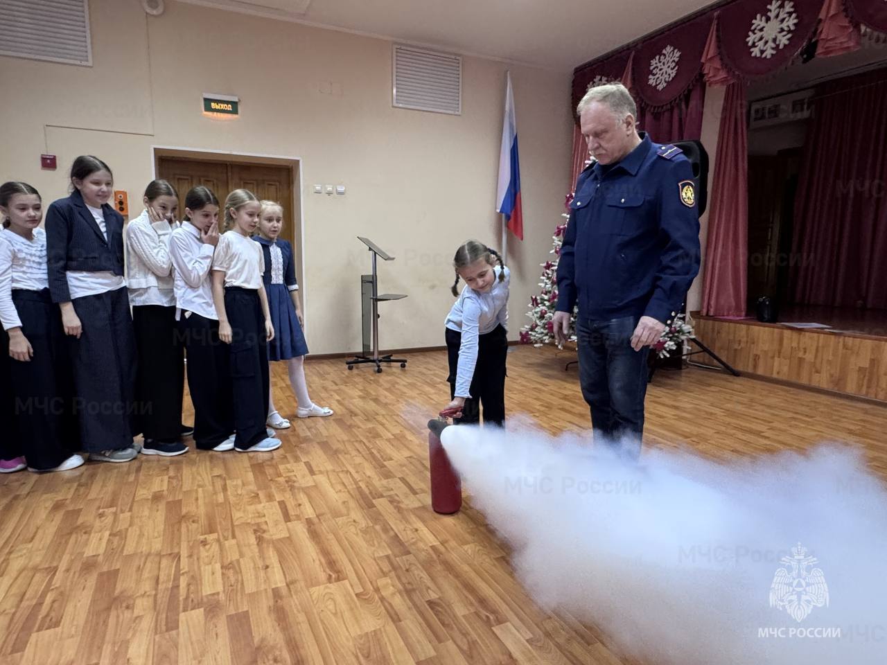 Юным жителям Егорьевска рассказали о правилах безопасности в новогодние праздники Юным жителям Егорьевска рассказали о правилах безопасности в новогодние праздники