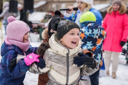 В Химках проведут более 40 новогодних представлений «Ёлка во дворе»