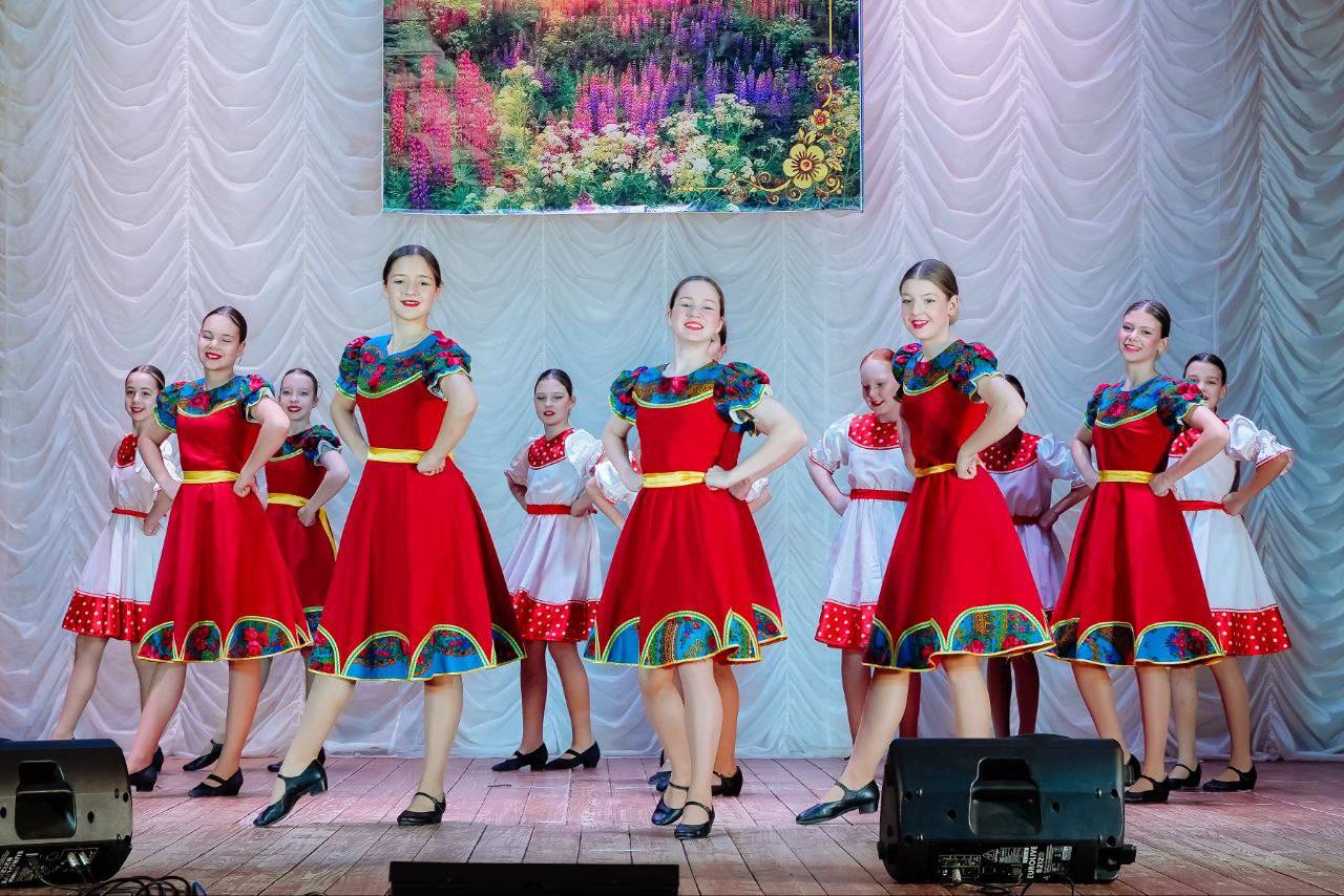 13 декабря в доме культуры «Родник» ярко и красочно отметил свой 25-летний юбилей Народный коллектив ансамбль русской песни «Никажель» под руководством Светланы Ипатовой 13 декабря в доме культуры «Родник» ярко и красочно отметил свой 25-летний юбилей Народный коллектив ансамбль русской песни «Никажель» под руководством Светланы Ипатовой