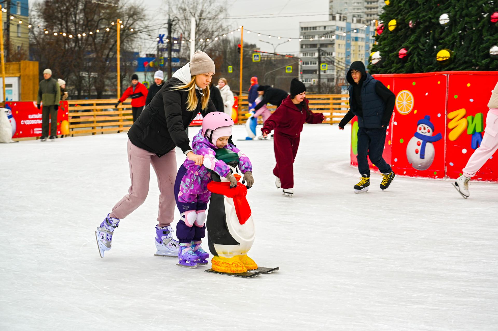 В Ленинском городском округе в рамках проекта губернатора Андрея Воробьева «Зима в Подмосковье» успешно функционирует каток на площади у кинотеатра «Искра» В Ленинском городском округе в рамках проекта губернатора Андрея Воробьева «Зима в Подмосковье» успешно функционирует каток на площади у кинотеатра «Искра»