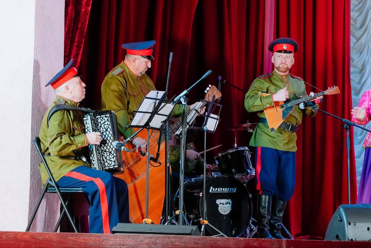 13 декабря в доме культуры «Родник» ярко и красочно отметил свой 25-летний юбилей Народный коллектив ансамбль русской песни «Никажель» под руководством Светланы Ипатовой 13 декабря в доме культуры «Родник» ярко и красочно отметил свой 25-летний юбилей Народный коллектив ансамбль русской песни «Никажель» под руководством Светланы Ипатовой